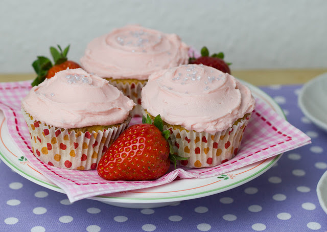 mädchenhafte Cupcakes mit Rhabarber und frischen Erdbeeren