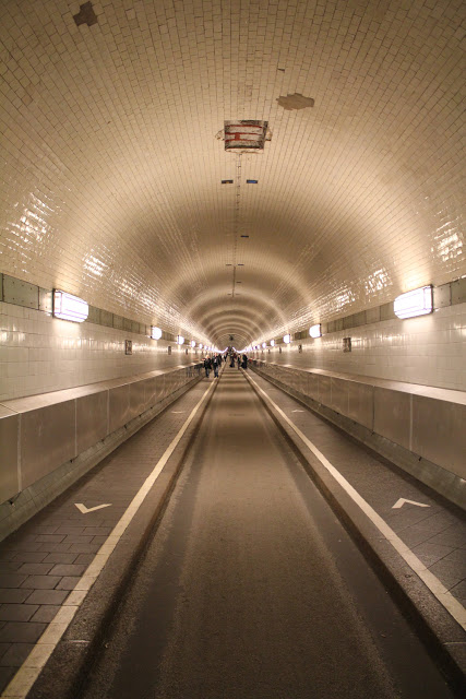 Kulinarischer Reisebericht Hamburg - moey's kitchen foodblog Der alte Elbtunnel führt im Hamburger Hafen unter der Elbe hindurch - mit dem Auto oder zu Fuß
