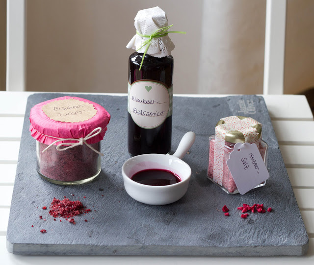 Blaubeer-Zucker, Blaubeer-Balsamico und Himbeer-Salz