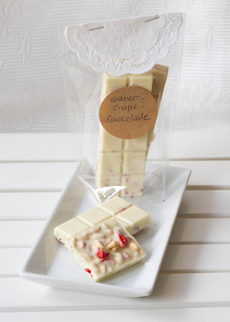 Erdbeer-Crispie-Schokolade: weiße Schokolade mit Erdbeeren und Crispie-Stückchen