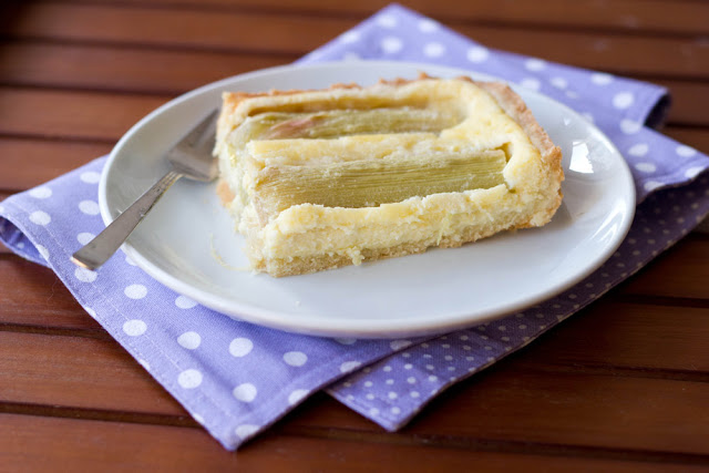 ein Stück saftige Rhabarber-Käsetarte