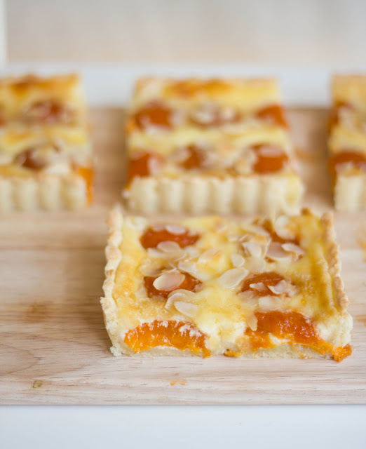 Aprikosen-Tarte auf einem Holzbrett