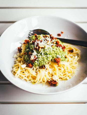 Wunderbare Sommerpasta – Rezept für super simple Linguine mit einem schnell selbst gemachten Zucchini-Pesto und getrockneten Tomaten. Perfekt für die schnelle Feierabendküche im Sommer. | moeyskitchen.com