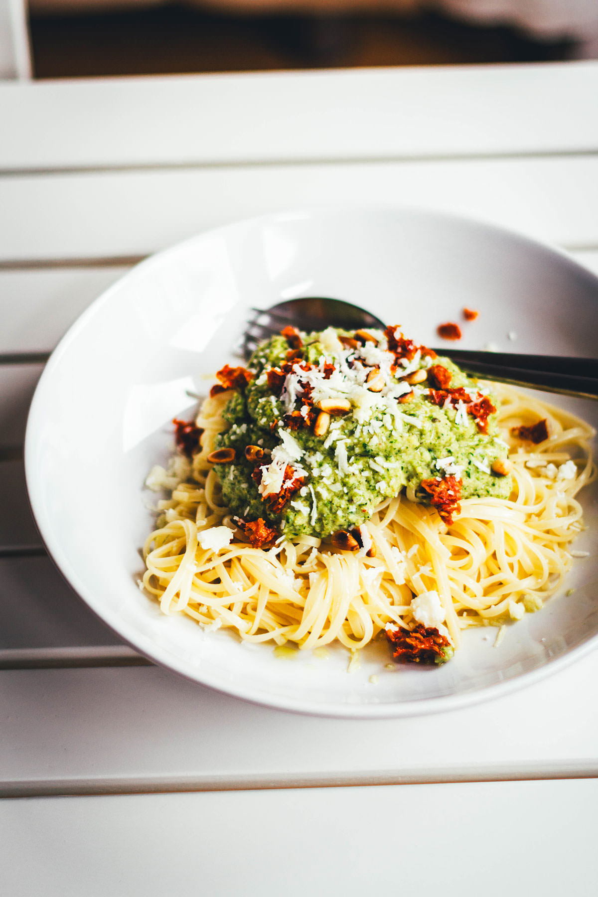 Wunderbare Sommerpasta – Rezept für super simple Linguine mit einem schnell selbst gemachten Zucchini-Pesto und getrockneten Tomaten. Perfekt für die schnelle Feierabendküche im Sommer. | moeyskitchen.com
