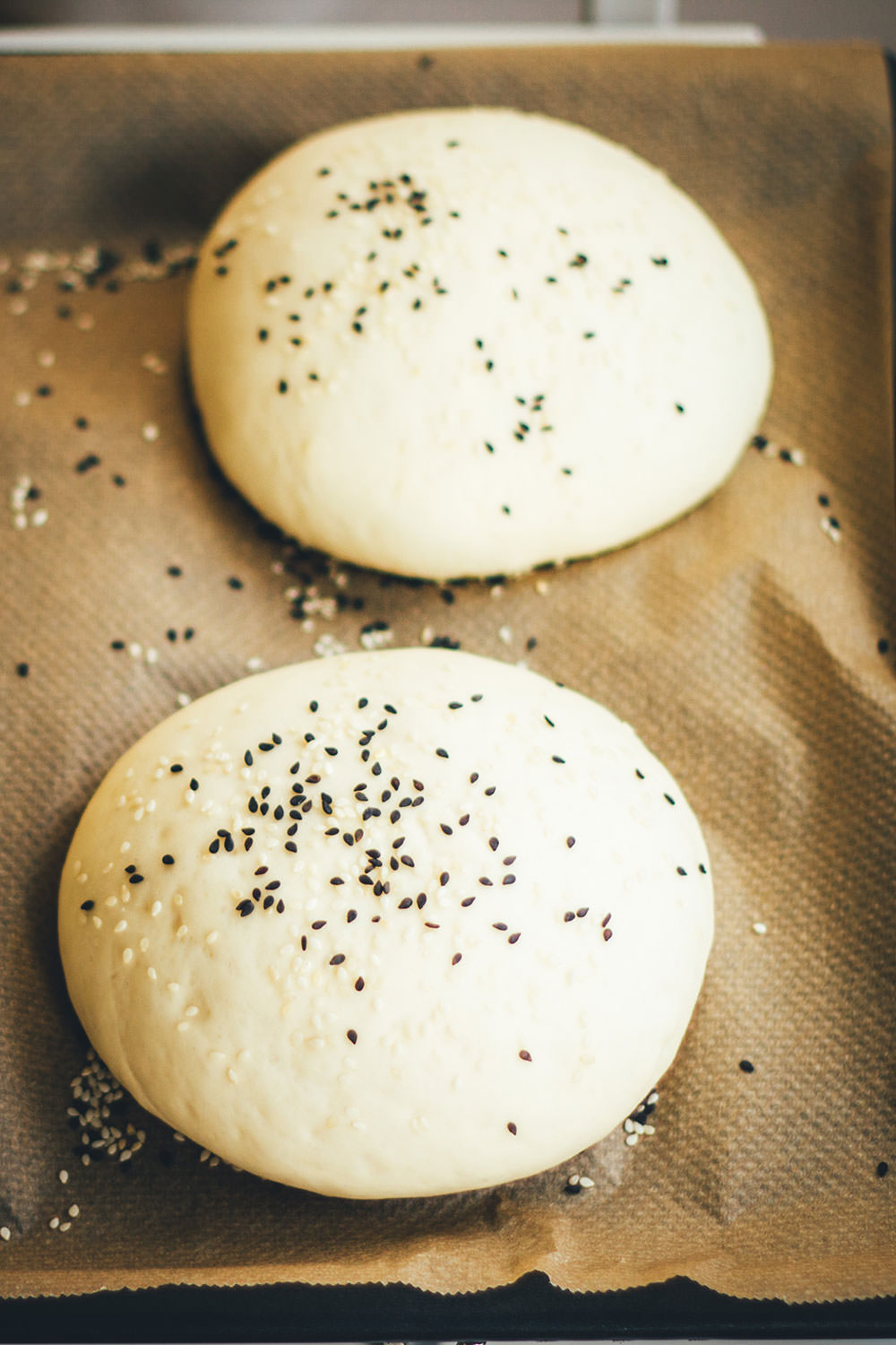 Rezept für selbst gebackene Burger Buns - leckere Hamburgerbrötchen und das Rezept für Burger mit frischen Hamburger-Brötchen, Balsamico-Schalotten, Rucola, Pecorino und Serranoschinken | moeyskitchen.com #burger #hamburger #burgerbuns #homemade #selbstgemacht #rezepte #foodblogger #bbq #barbecue