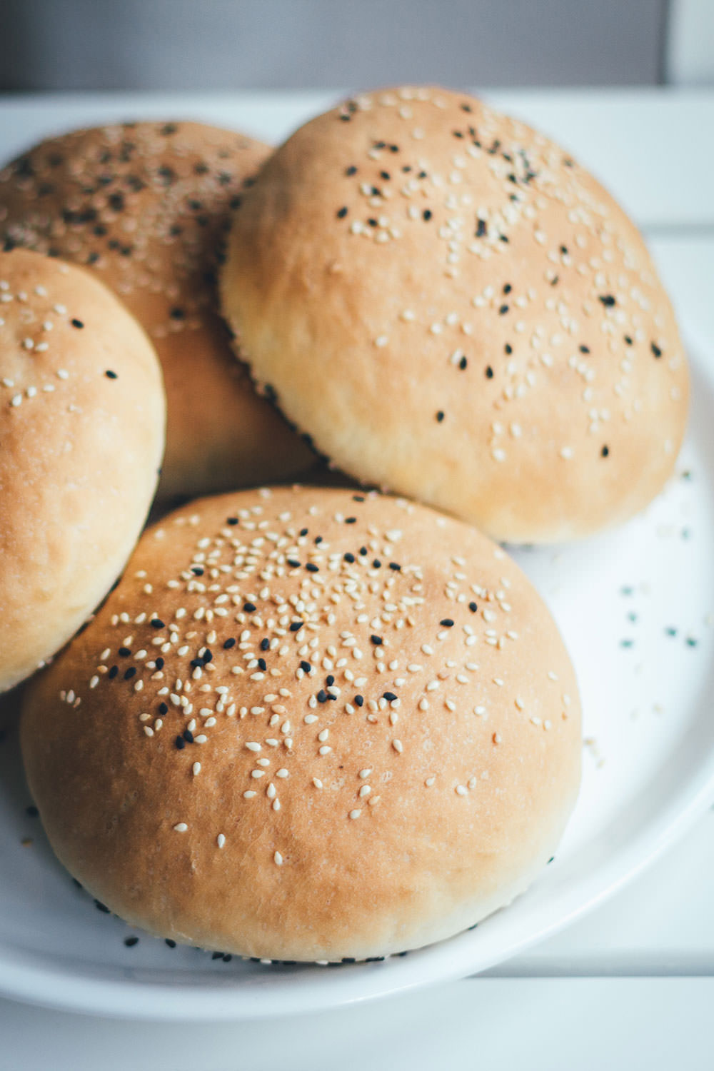 Rezept für selbst gebackene Burger Buns - leckere Hamburgerbrötchen und das Rezept für Burger mit frischen Hamburger-Brötchen, Balsamico-Schalotten, Rucola, Pecorino und Serranoschinken | moeyskitchen.com #burger #hamburger #burgerbuns #homemade #selbstgemacht #rezepte #foodblogger #bbq #barbecue