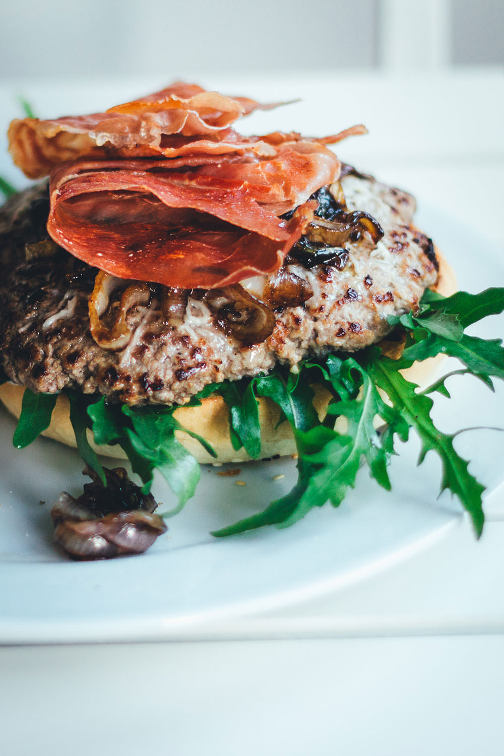 Rezept für selbst gebackene Burger Buns - leckere Hamburgerbrötchen und das Rezept für Burger mit frischen Hamburger-Brötchen, Balsamico-Schalotten, Rucola, Pecorino und Serranoschinken | moeyskitchen.com #burger #hamburger #burgerbuns #homemade #selbstgemacht #rezepte #foodblogger #bbq #barbecue