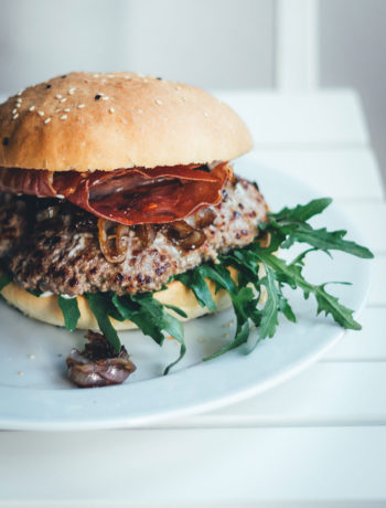 Rezept für selbst gebackene Burger Buns - leckere Hamburgerbrötchen und das Rezept für Burger mit frischen Hamburger-Brötchen, Balsamico-Schalotten, Rucola, Pecorino und Serranoschinken | moeyskitchen.com #burger #hamburger #burgerbuns #homemade #selbstgemacht #rezepte #foodblogger #bbq #barbecue