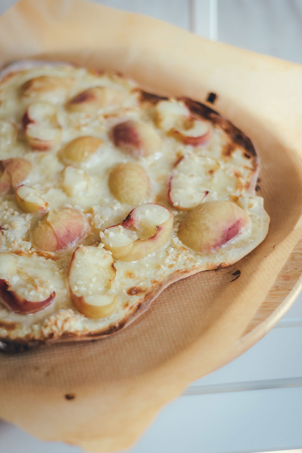 Rezept für sommerlichen Pfirsich-Flammkuchen mit Weinbergpfirsichen, Crème fraîche und Mandeln | moeyskitchen.com #flammkuchen #pfirsiche #weinbergpfirsich #mandeln #kuchenbacken #sommer #backen #rezepte #foodblogger