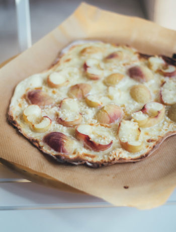 Rezept für sommerlichen Pfirsich-Flammkuchen mit Weinbergpfirsichen, Crème fraîche und Mandeln | moeyskitchen.com #flammkuchen #pfirsiche #weinbergpfirsich #mandeln #kuchenbacken #sommer #backen #rezepte #foodblogger