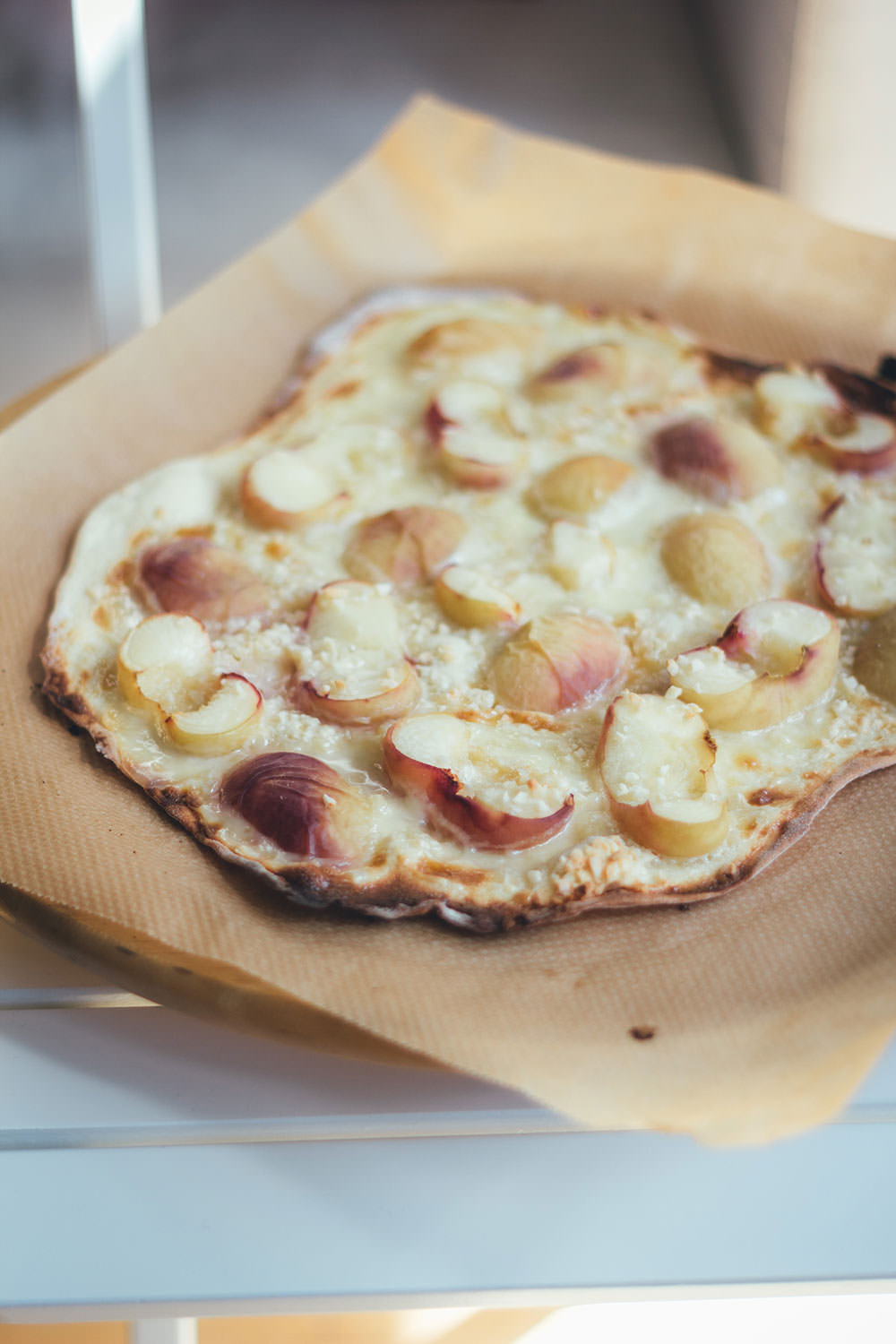 Rezept für sommerlichen Pfirsich-Flammkuchen mit Weinbergpfirsichen, Crème fraîche und Mandeln | moeyskitchen.com #flammkuchen #pfirsiche #weinbergpfirsich #mandeln #kuchenbacken #sommer #backen #rezepte #foodblogger