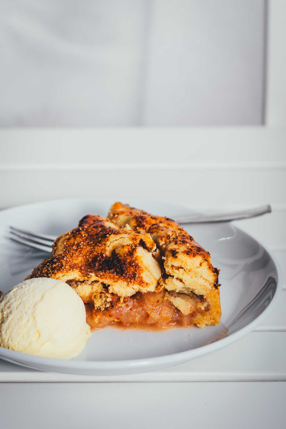 Ein klassischer Apple Pie mit saftigen Äpfeln, Zimt und knuspriger Kruste – das perfekte Rezept zum Nachbacken. | der perfekte Apfelkuchen für den Herbst und Winter | moeyskitchen.com