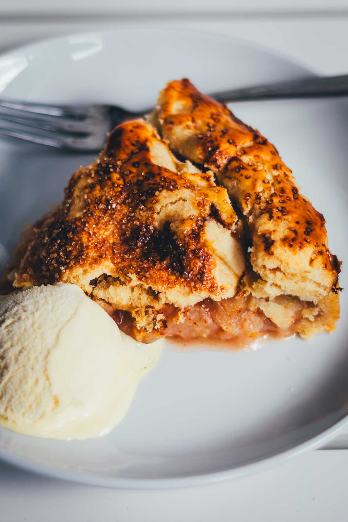Ein klassischer Apple Pie mit saftigen Äpfeln, Zimt und knuspriger Kruste – das perfekte Rezept zum Nachbacken. | der perfekte Apfelkuchen für den Herbst und Winter | moeyskitchen.com