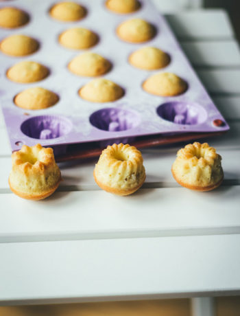 Rezept für Mini-Zitronen-Gugl und Vorstellung der Minigugl Silikonform | moeyskitchen.com #gugl #minigugl #minizitronengugl #backform #silikonbackform #foodblogger #rezepte #kuchenpralinen