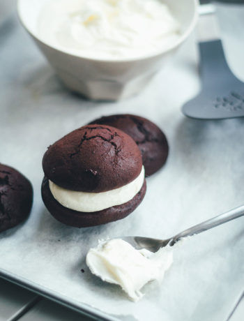 Rezept für schokolade Whoopie Pies mit Marshmallow-Füllung | moeyskitchen.com #whoopiepies #whoopie #backen #rezepte #foodblogger #marshmallows #frosting #gebäck