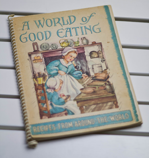 Rezept für English Muffins (Toasties oder auch Toastbrötchen) aus A World of Good Eating von 1951 das Buch "A World of Good Eating" von 1951