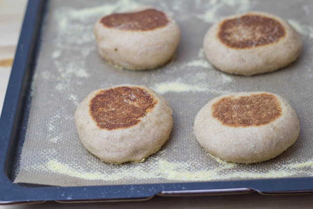 Rezept für English Muffins (Toasties oder auch Toastbrötchen) aus A World of Good Eating von 1951 die in der Pfanne gebackenen Englisch Muffins