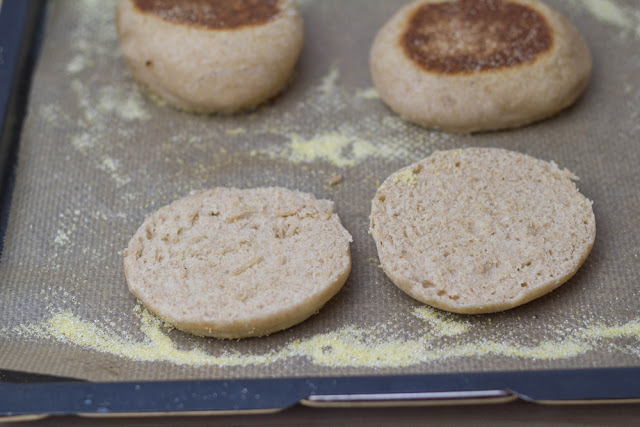 Rezept für English Muffins (Toasties oder auch Toastbrötchen) aus A World of Good Eating von 1951 frisch gebackene English Muffins