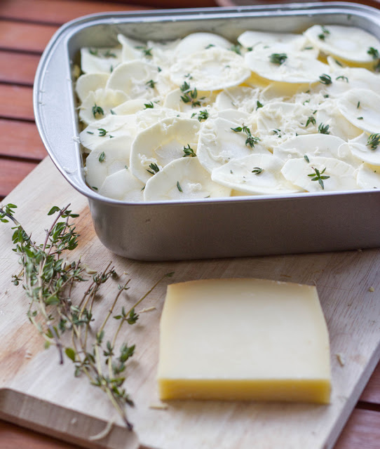 Pastinaken, Thymian und Comté für das Gratin