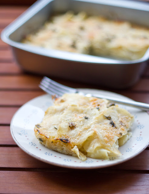 frisch gebackenes Gratin mit Pastinaken, Zwiebeln, Comté und Thymian