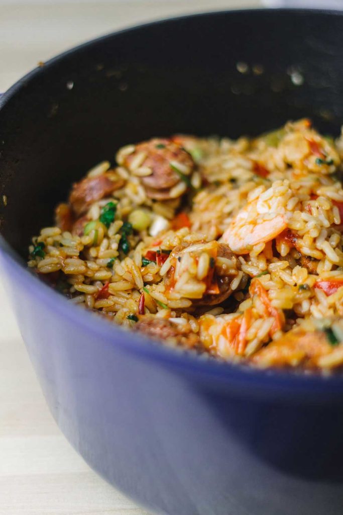 Jambalaya ist ein typisches Gericht aus der kreolischen und Cajun-Küche aus den Südstaaten der USA. Man kennt es vor allem in Louisiana. Dabei handelt es sich um ein Reisgericht mit Gemüse, Huhn, Garnelen und Wurst. Hier in einer Variante als einfaches One Pot Rezept und inspiriert von der Serie Treme. | moeyskitchen.com