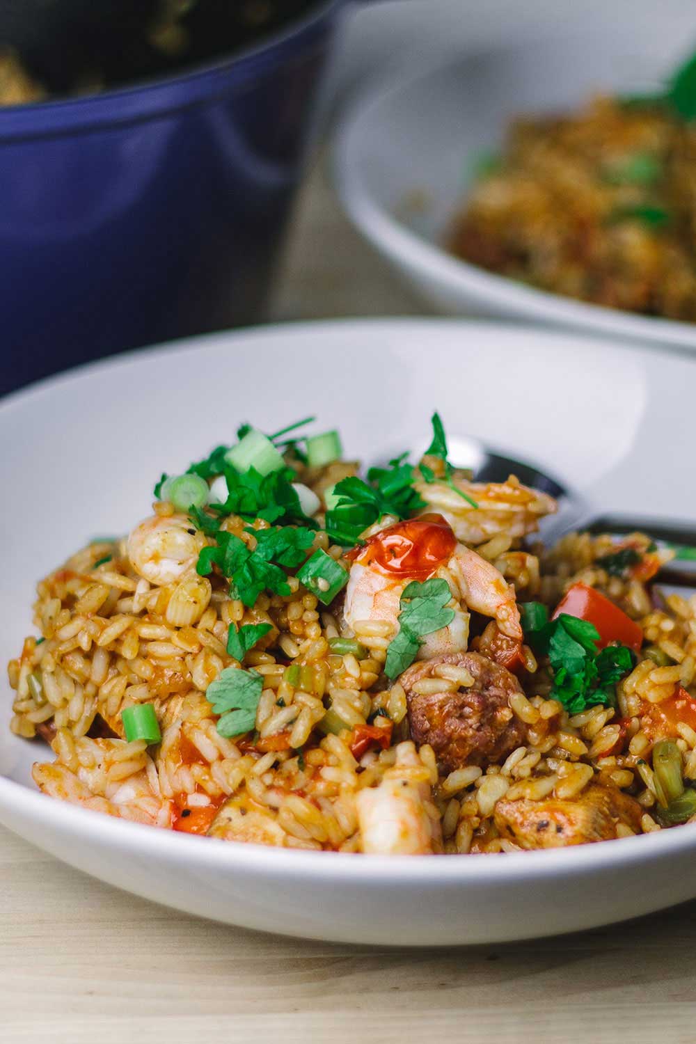 Jambalaya ist ein typisches Gericht aus der kreolischen und Cajun-Küche aus den Südstaaten der USA. Man kennt es vor allem in Louisiana. Dabei handelt es sich um ein Reisgericht mit Gemüse, Huhn, Garnelen und Wurst. Hier in einer Variante als einfaches One Pot Rezept und inspiriert von der Serie Treme. | moeyskitchen.com