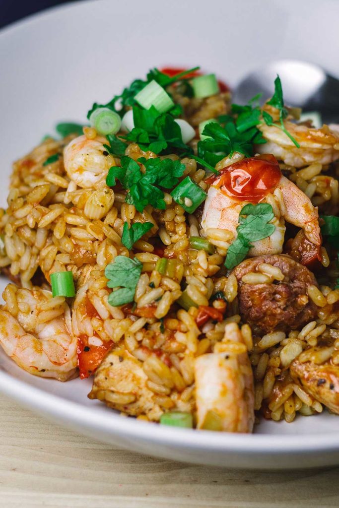 Jambalaya ist ein typisches Gericht aus der kreolischen und Cajun-Küche aus den Südstaaten der USA. Man kennt es vor allem in Louisiana. Dabei handelt es sich um ein Reisgericht mit Gemüse, Huhn, Garnelen und Wurst. Hier in einer Variante als einfaches One Pot Rezept und inspiriert von der Serie Treme. | moeyskitchen.com
