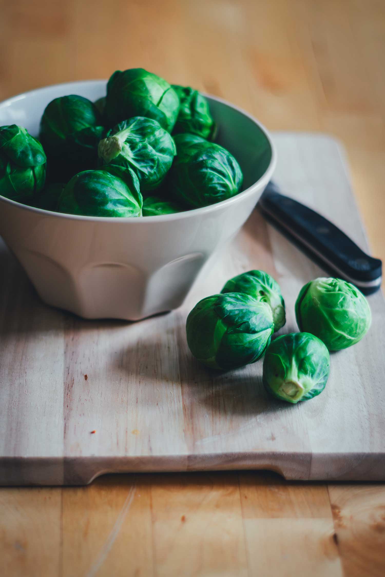 Frischer Rosenkohl in einer weißen Schüssel – Vorbereitung für Rosenkohlsalat