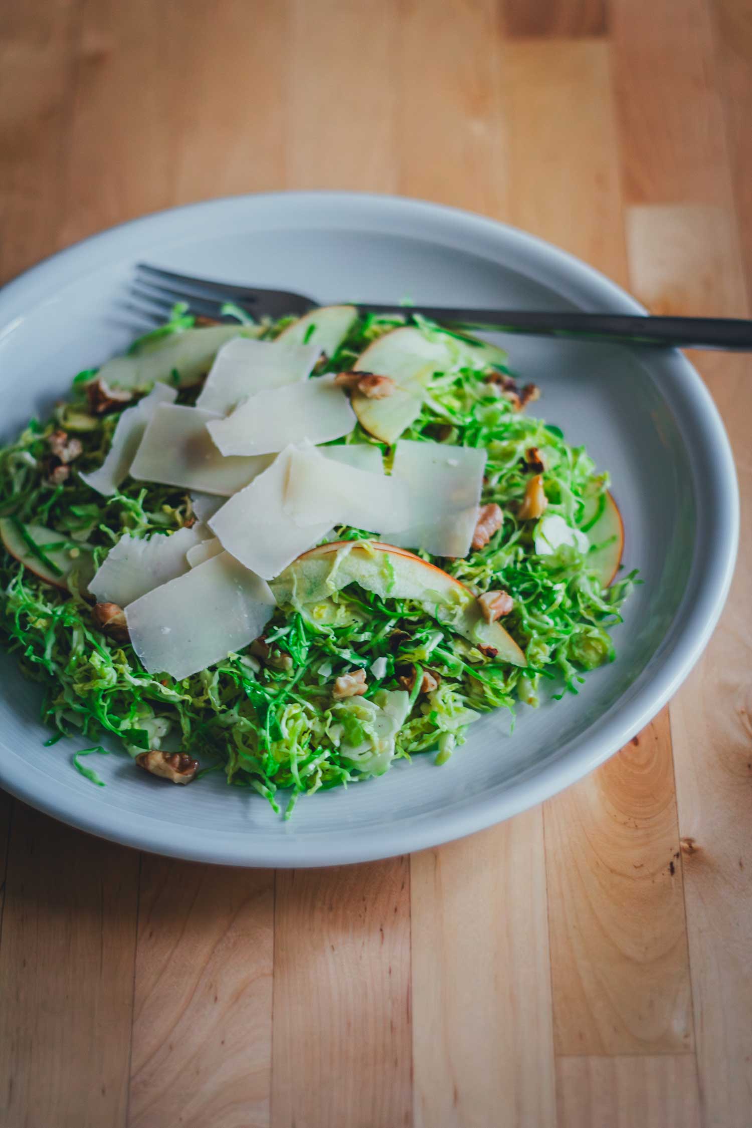 Rosenkohlsalat mit Pecorino-Spänen, Apfel und Walnüssen – vegetarischer Wintersalat