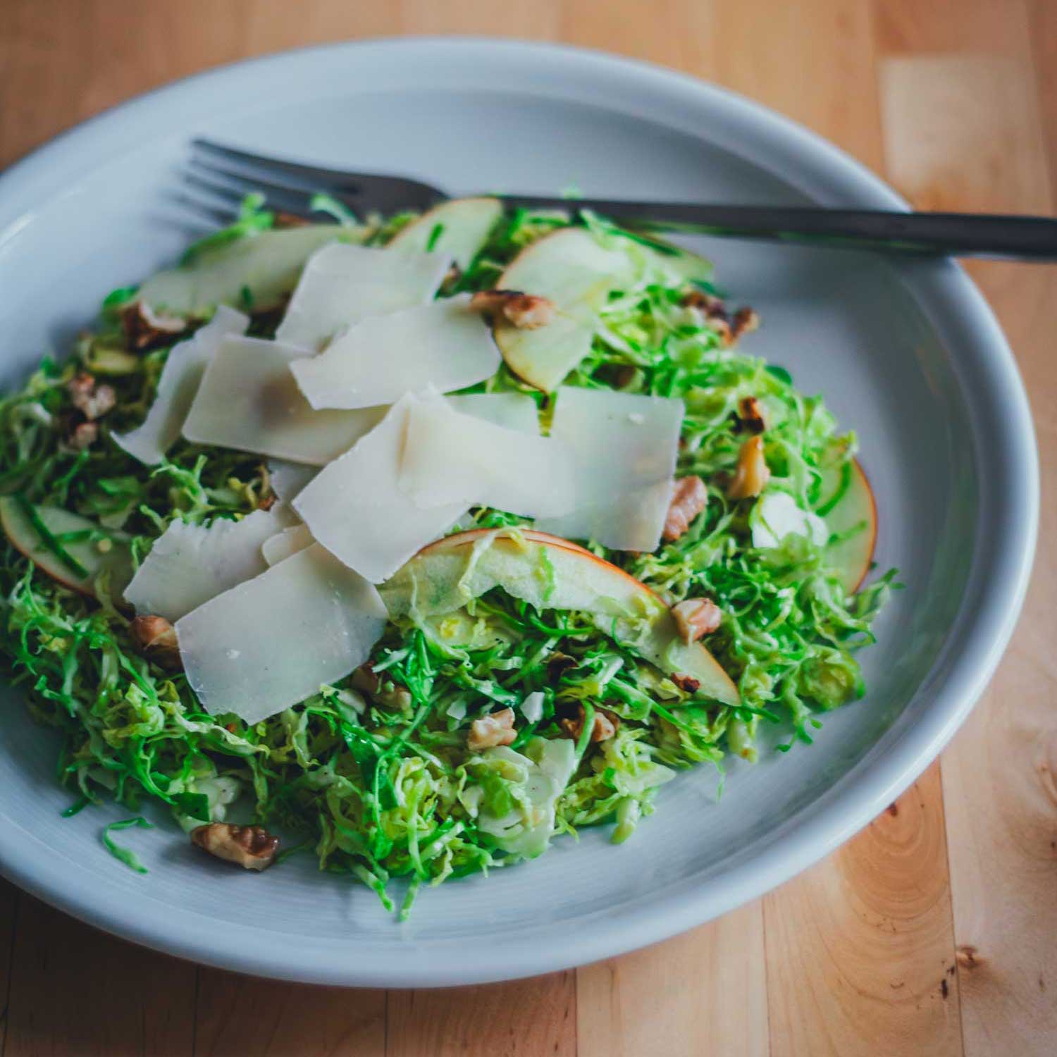 Rosenkohlsalat mit Pecorino-Spänen, Apfel und Walnüssen – vegetarischer Wintersalat