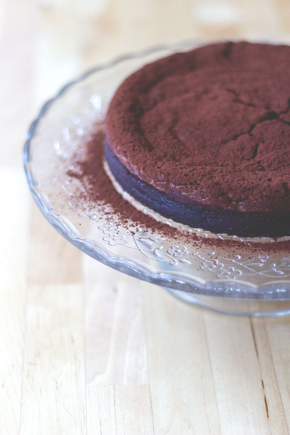 Rezept für herb-saftigen und extra schokoladigen Schokoladen-Maronen-Kuchen | Maronenkuchen von moeyskitchen.com #schokoladenkuchen #backen #kuchen #foodblogger #maronenkuchen #rezepte #schokokuchen #herbst #herbstrezepte #kuchenbacken