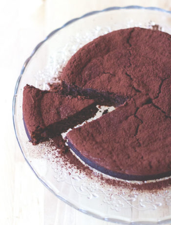 Rezept für herb-saftigen und extra schokoladigen Schokoladen-Maronen-Kuchen | Maronenkuchen von moeyskitchen.com #schokoladenkuchen #backen #kuchen #foodblogger #maronenkuchen #rezepte #schokokuchen #herbst #herbstrezepte #kuchenbacken