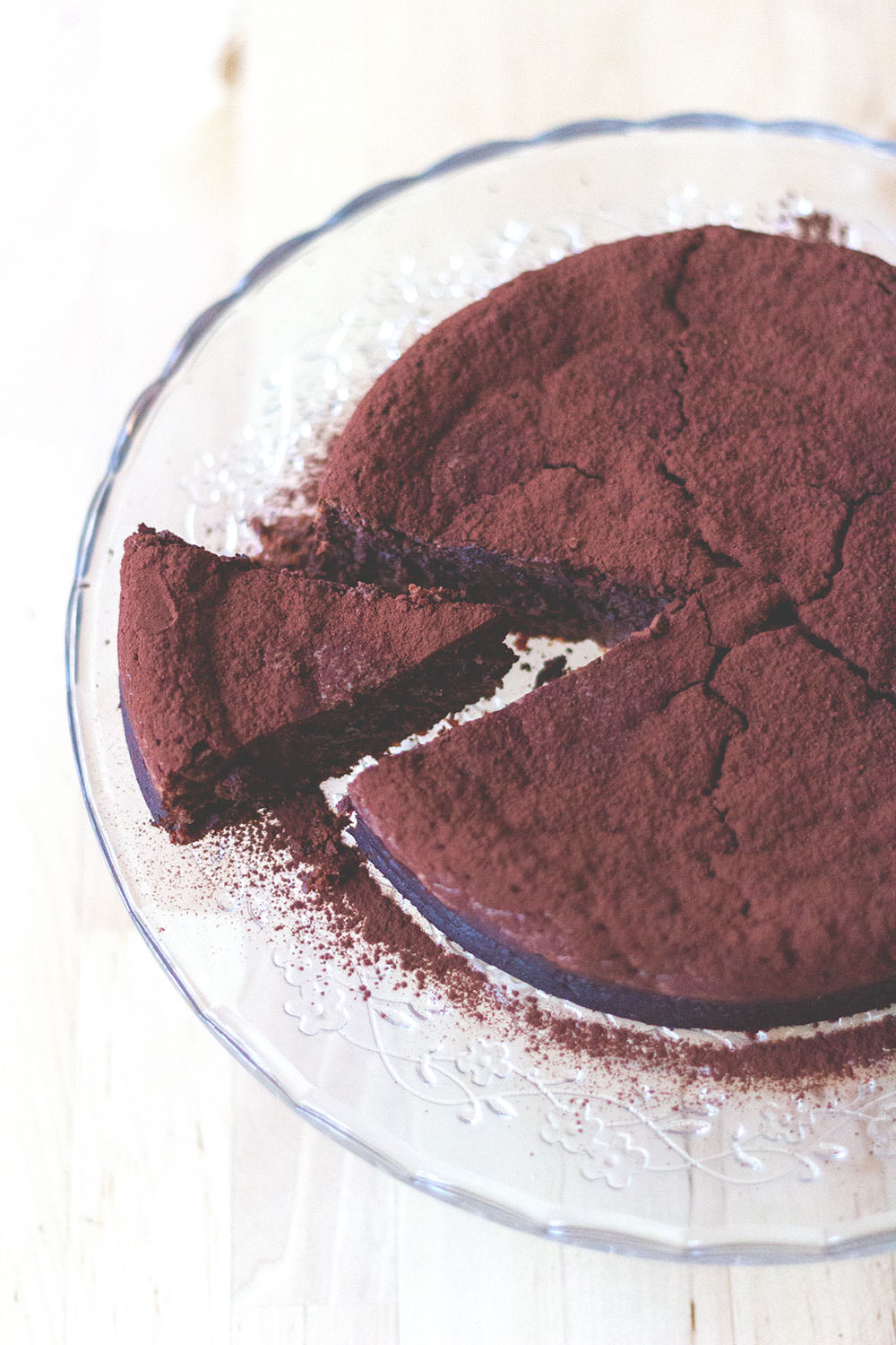 Rezept für herb-saftigen und extra schokoladigen Schokoladen-Maronen-Kuchen | Maronenkuchen von moeyskitchen.com #schokoladenkuchen #backen #kuchen #foodblogger #maronenkuchen #rezepte #schokokuchen #herbst #herbstrezepte #kuchenbacken