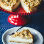 Rezept für Vanille-Cheesecake mit Apfelstreuseln | typisch amerikanischer Käsekuchen mit saftigen Mürbeteig-Streuseln mit geriebenen Äpfeln | moeyskitchen.com #cheesecake #käsekuchen #vanillecheesecake #mürbeteig #streusel #äpfel #apfelkuchen #backen #rezepte #kuchen #kuchenbacken #herbstrezept #foodblogger #rezepte