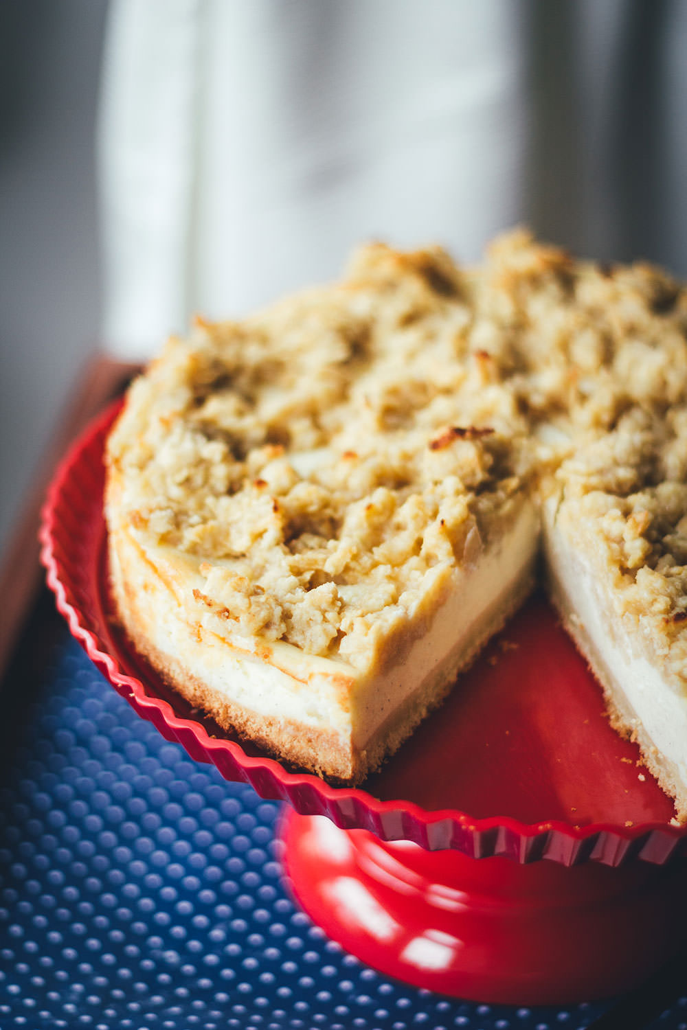 Rezept für Vanille-Cheesecake mit Apfelstreuseln | typisch amerikanischer Käsekuchen mit saftigen Mürbeteig-Streuseln mit geriebenen Äpfeln | moeyskitchen.com #cheesecake #käsekuchen #vanillecheesecake #mürbeteig #streusel #äpfel #apfelkuchen #backen #rezepte #kuchen #kuchenbacken #herbstrezept #foodblogger #rezepte