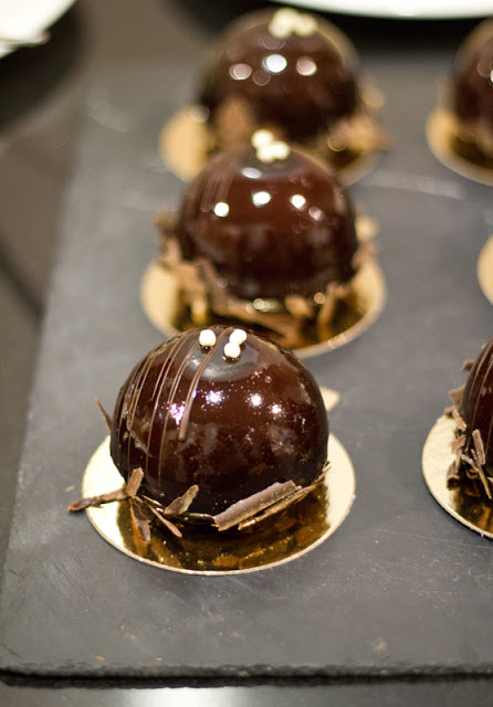 meet & greet & eat Bloggertreffen im Hotel Nikko und Benkay Teppanyaki in Düsseldorf Valrhona Schokomousse-Törtchen