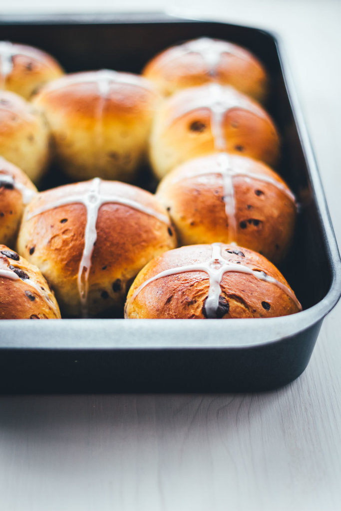 Rezept für Hot Cross Buns mit Schokolade. Das typisch britische Ostergebäck wird hier mit Schokolade verfeinert. So schmecken meine Chocolate Hot Cross Buns wie fluffige Schokobrötchen! | moeyskitchen.com