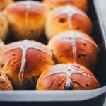 Fluffige Schokobrötchen mit Schokolade frisch gebacken im Blech