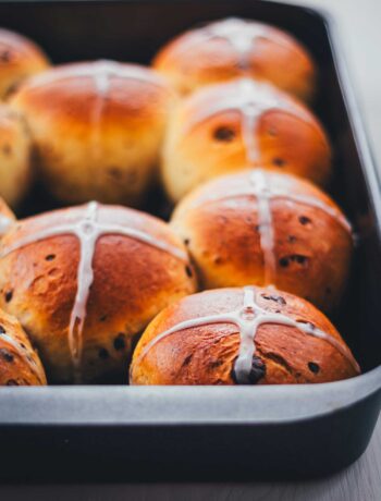 Fluffige Schokobrötchen mit Schokolade frisch gebacken im Blech