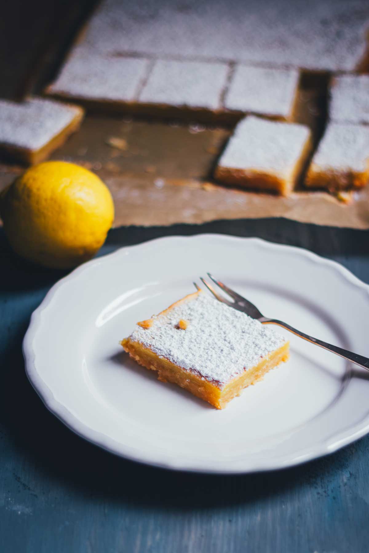 Lemon Bars sind saftige Zitronenschnitten mit nur 15 Minuten Arbeitsaufwand. Für alle Fans von Zitronenkuchen! | moeyskitchen.com