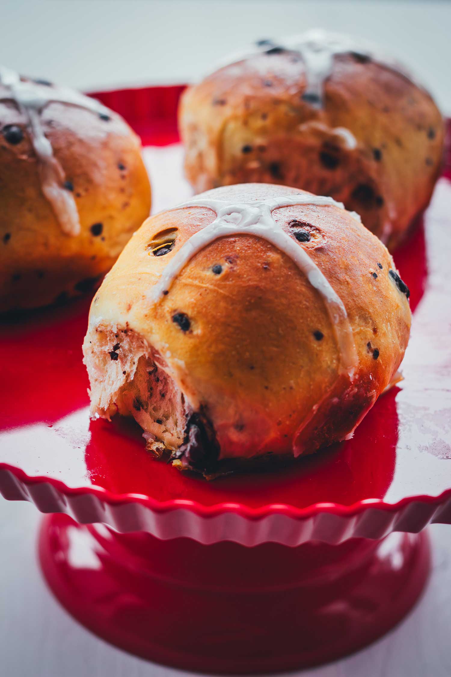 Nahaufnahme vom fluffigen, watteweichen Schokobrötchen auf einer Etagere serviert