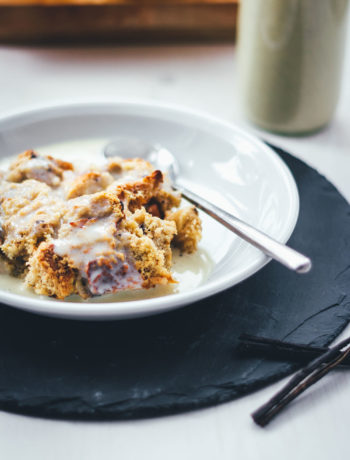 Brotpudding ist ein süßer Auflauf und die perfekte Resteverwertung für Hefegebäck. Serviert mit warmer Vanillesauce ein süßes Frühstück für den Osterbrunch oder das Sonntagsfrühstück für die ganze Familie. | moeyskitchen.com