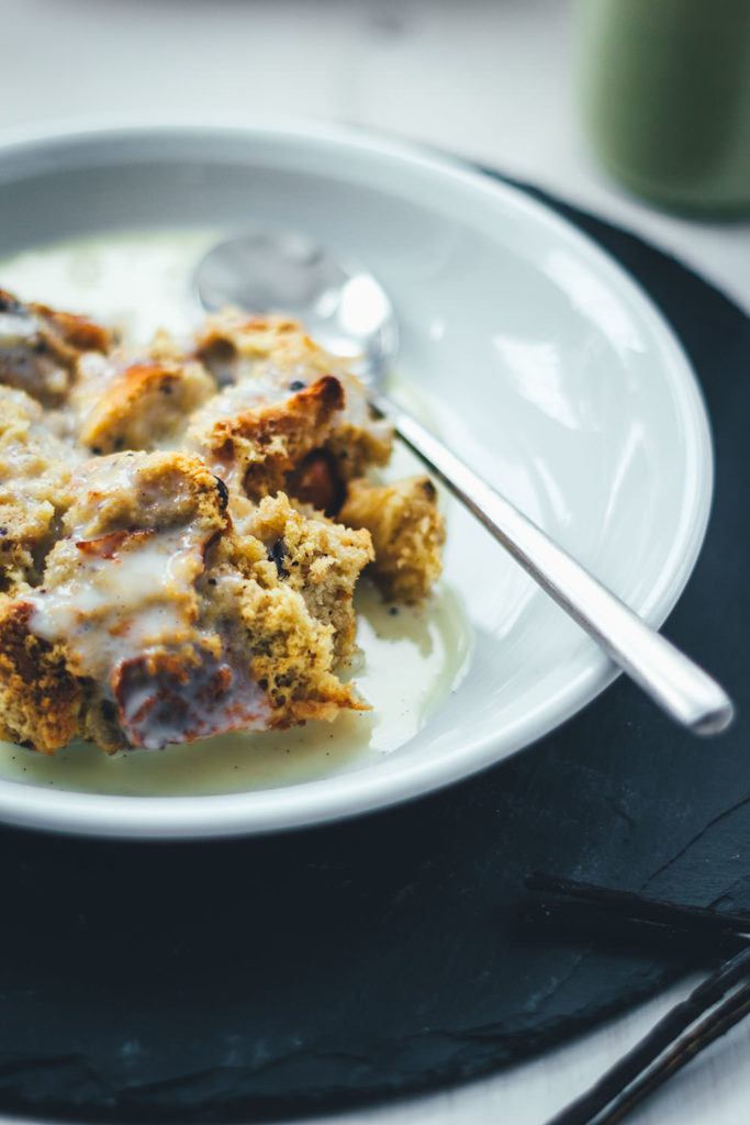 Brotpudding ist ein süßer Auflauf und die perfekte Resteverwertung für Hefegebäck. Serviert mit warmer Vanillesauce ein süßes Frühstück für den Osterbrunch oder das Sonntagsfrühstück für die ganze Familie. | moeyskitchen.com