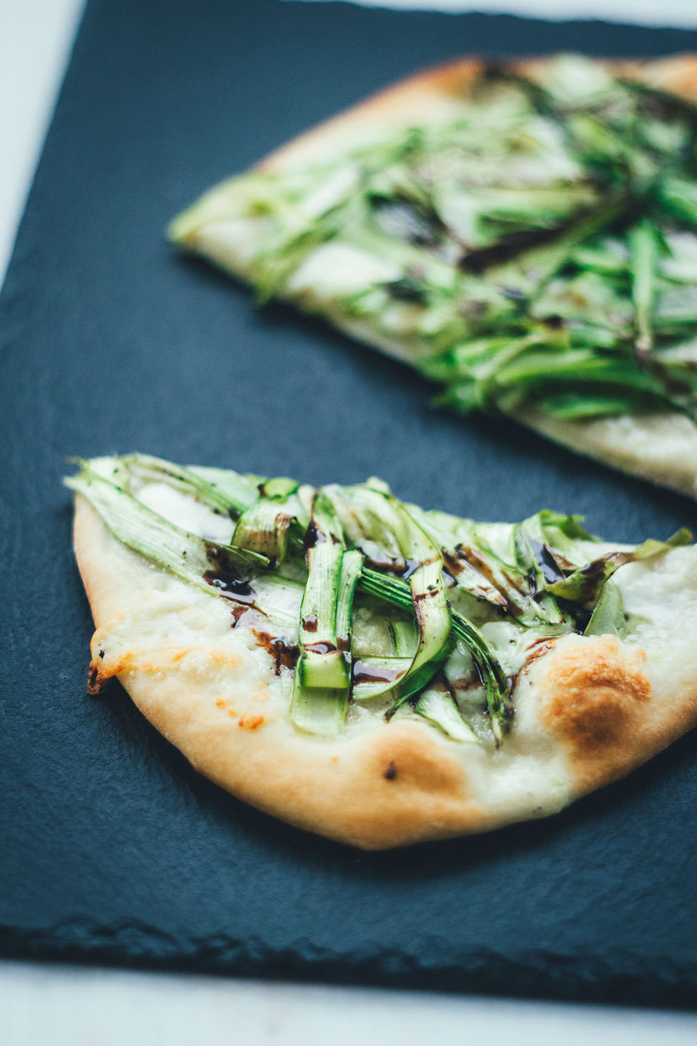 Rezept für leckere Pizza Bianca (weiße Pizza ohne Tomatensauce) mit Büffelmozzarella, Knoblauch und grünem Spargel | moeyskitchen.com #spargel #pizza #pizzabianca #spargelpizza #spargelsaison #rezepte #foodblogger #mozzarella