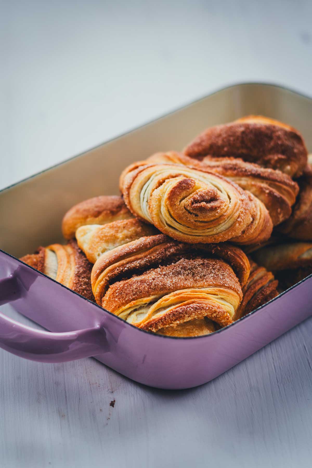Franzbrötchen sind diese leckeren, süßen, buttrigen Teilchen mit ihrer Zimt-Zucker-Füllung aus Hamburg. Sie lassen sich recht einfach selbst zubereiten und schnell backen und sind perfekt für alle, die etwas Besonderes zum Kaffee oder Frühstück möchten. Hier gibt es das Rezept, um sie zu Hause zu genießen! | moeyskitchen.com
