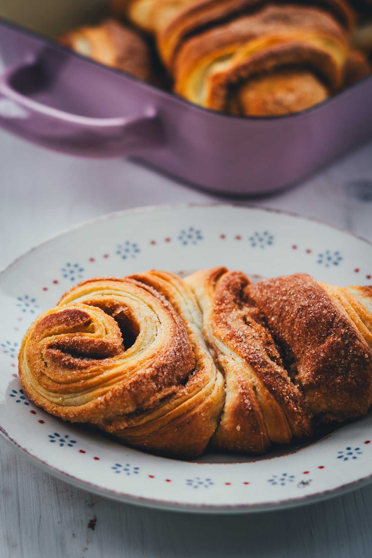 Franzbrötchen sind diese leckeren, süßen, buttrigen Teilchen mit ihrer Zimt-Zucker-Füllung aus Hamburg. Sie lassen sich recht einfach selbst zubereiten und schnell backen und sind perfekt für alle, die etwas Besonderes zum Kaffee oder Frühstück möchten. Hier gibt es das Rezept, um sie zu Hause zu genießen! | moeyskitchen.com
