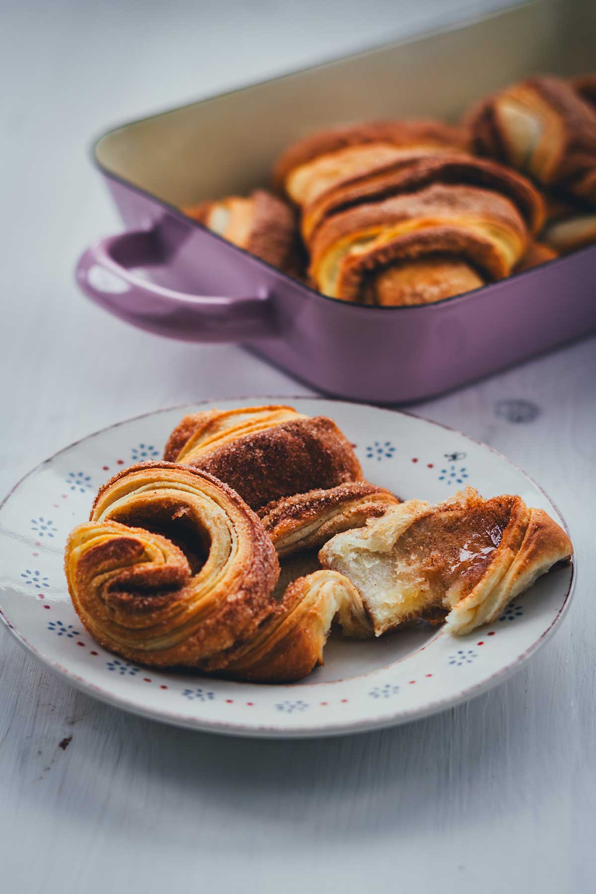 Franzbrötchen sind diese leckeren, süßen, buttrigen Teilchen mit ihrer Zimt-Zucker-Füllung aus Hamburg. Sie lassen sich recht einfach selbst zubereiten und schnell backen und sind perfekt für alle, die etwas Besonderes zum Kaffee oder Frühstück möchten. Hier gibt es das Rezept, um sie zu Hause zu genießen! | moeyskitchen.com