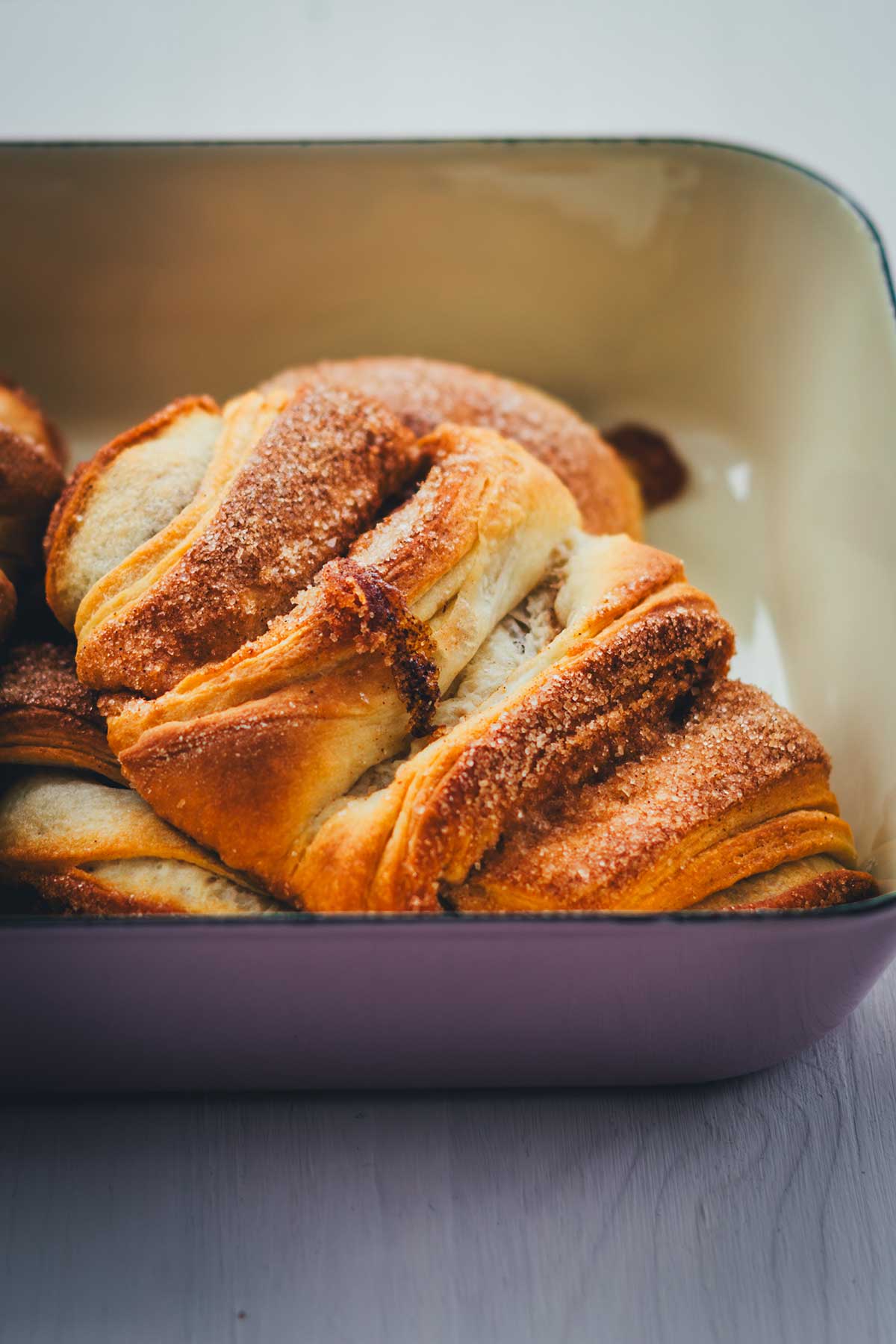 Franzbrötchen sind diese leckeren, süßen, buttrigen Teilchen mit ihrer Zimt-Zucker-Füllung aus Hamburg. Sie lassen sich recht einfach selbst zubereiten und schnell backen und sind perfekt für alle, die etwas Besonderes zum Kaffee oder Frühstück möchten. Hier gibt es das Rezept, um sie zu Hause zu genießen! | moeyskitchen.com