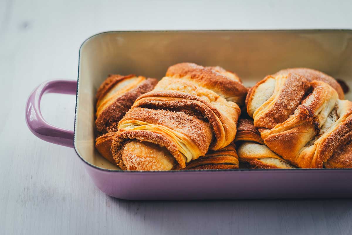 Franzbrötchen sind diese leckeren, süßen, buttrigen Teilchen mit ihrer Zimt-Zucker-Füllung aus Hamburg. Sie lassen sich recht einfach selbst zubereiten und schnell backen und sind perfekt für alle, die etwas Besonderes zum Kaffee oder Frühstück möchten. Hier gibt es das Rezept, um sie zu Hause zu genießen! | moeyskitchen.com