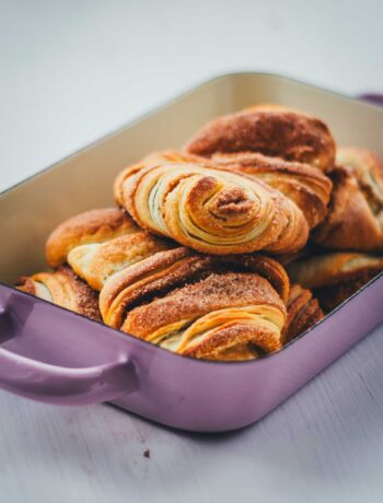 Franzbrötchen sind diese leckeren, süßen, buttrigen Teilchen mit ihrer Zimt-Zucker-Füllung aus Hamburg. Sie lassen sich recht einfach selbst zubereiten und schnell backen und sind perfekt für alle, die etwas Besonderes zum Kaffee oder Frühstück möchten. Hier gibt es das Rezept, um sie zu Hause zu genießen! | moeyskitchen.com